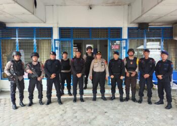 Personel Polres Labuhanbatu Melaksanakan Pengamanan Kotak suara / Logistik Pemilu 2024 di Kantor PPK Kec Bilah Barat Kabupaten Labuhanbatu, Jumat (16/02/2024).