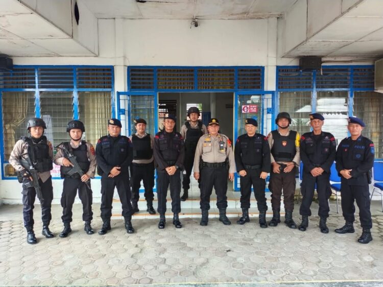 Personel Polres Labuhanbatu Melaksanakan Pengamanan Kotak suara / Logistik Pemilu 2024 di Kantor PPK Kec Bilah Barat Kabupaten Labuhanbatu, Jumat (16/02/2024).