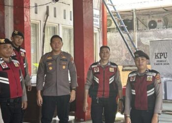 Patroli Rayon Samapta Polresta Manado menjalankan kegiatan mobilitas yang intensif dalam pengawasan terhadap proses pergeseran kotak suara dari Tempat Pemungutan Suara (TPS) ke Kantor Panitia Pemungutan Kecamatan (PPK) di Kecamatan Singkil