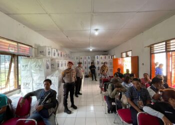 Hari pertama pelaksanaan rekapitulasi hasil penghitungan suara Pemilu 2024 tingkat Kecamatan / PPK di Kabupaten Samosir disertai dengan pengamanan yang ketat dari Polres Samosir. Sabtu (17/02/2024).
Pelaksanaan rekapitulasi pada hari pertama dilakukan di wilayah Kabupaten Samosir, khususnya di Kecamatan Palipi, Nainggolan dan Onanrunggu.