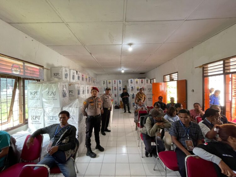 Hari pertama pelaksanaan rekapitulasi hasil penghitungan suara Pemilu 2024 tingkat Kecamatan / PPK di Kabupaten Samosir disertai dengan pengamanan yang ketat dari Polres Samosir. Sabtu (17/02/2024).
Pelaksanaan rekapitulasi pada hari pertama dilakukan di wilayah Kabupaten Samosir, khususnya di Kecamatan Palipi, Nainggolan dan Onanrunggu.