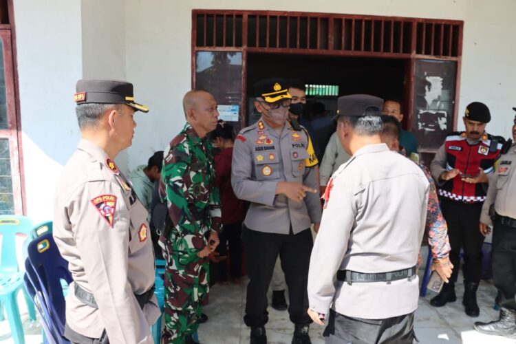 Kapolres Dairi AKBP Agus Bahari, P.A., SIK, SH, M.Si melakukan pengecekan Pengamanan dan Gudang Logistik Pemilu 2024 PPK Kecamatan pasca tahapan Rapat Pleno Rekapitulasi Perhitungan Surat Suara di PPK Pemilu 2024.
