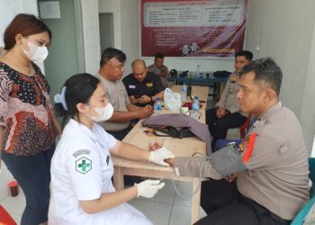 Personil dokkes polres nias lakukan pengecakan kesehatan personil pengamanan pemilu di setiap kantor PPK kecamatan tempatnya logistik pemilu, pada rabu 17/02/2024.