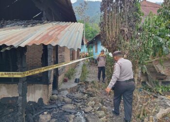 Personil Polsek Simanindo turut serta dalam upaya memadamkan dan mengamankan TKP kebakaran satu unit rumah di Sosor Mangadar Dusun III Desa Ambarita Kecamatan Simanindo Kabupaten Sabtu (17/02/2024).