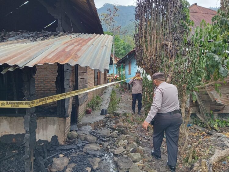 Personil Polsek Simanindo turut serta dalam upaya memadamkan dan mengamankan TKP kebakaran satu unit rumah di Sosor Mangadar Dusun III Desa Ambarita Kecamatan Simanindo Kabupaten Sabtu (17/02/2024).