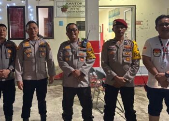 Personel Polresta Manado melakukan tugas pengamanan di PPK (Panitia Pemilihan Kecamatan) serta menjaga kelancaran proses perhitungan suara dalam Pemilu 2024.