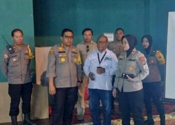 Kapolresta Manado, Komisaris Besar Polisi Julianto P. Sirait, memimpin langsung pengecekan gudang logistik PPK Kecamatan Mapanget di Gor Arie Lasut, Mapanget. Kegiatan ini dilaksanakan dalam rangka memastikan kesiapan logistik untuk mendukung penyelenggaraan pemilihan umum di wilayah tersebut, Sabtu (17/2/2024).