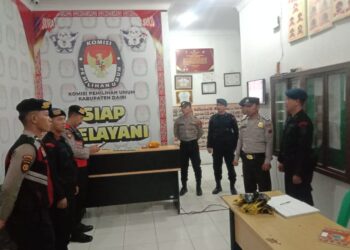 Personil Polres Dairi Bersama Personil BKO Sat Brimob Polda Sumut Melaksanakan patroli Malam di Beberapa PPK Maupun Kantor KPU Dan Gudang Logistik KPU Dairi Dalam rangka Operasi mantap Brata Toba 2024.