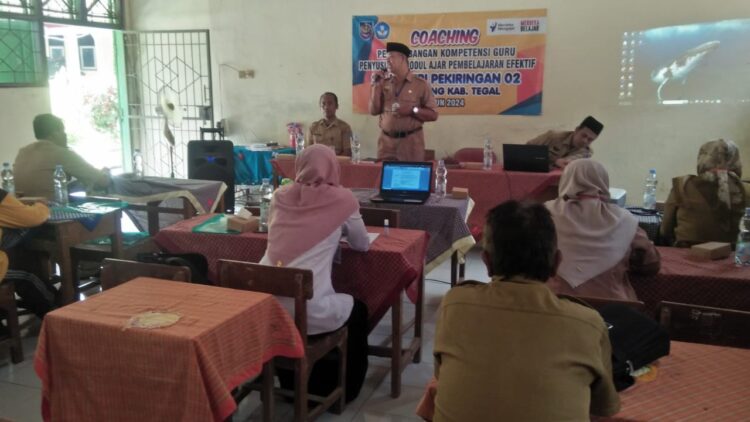 SD Pekiringan 02 Kec. Talang Kab Tegal menggelar kegiatan In House Training (IHT) atau pelatihan dengan tema "Penyusunan modal ajar pembelajaran efektif". Acara yang digelar Senin (19/02/24) diikuti oleh semua guru dengan mengundang narasumber Nirwan S. Pd. SD dari pengawas sekolah.