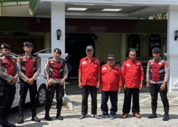 Patroli Rayon Samapta dari Polresta Manado menjalankan kegiatan Paja Somat (Polisi Jaga Gereja dan Sholat Jumat) di Gereja KGPM Mesias Ranomut