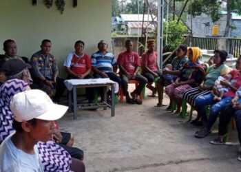 Polsek Bunaken mengadakan acara Minggu Kasih di Kelurahan Bailang Lingkungan VI Kecamatan Bunaken. Kegiatan ini dimulai dengan arahan dari Kapolsek Bunaken, Ipda Trivo Datukramat, yang menjelaskan maksud dan tujuan kegiatan Minggu Kasih tersebut, Minggu (18/2/2024).
