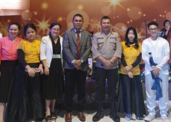 Kasat Binmas Polresta Manado, Kompol Arie Najoan, memimpin kegiatan Minggu Kasih di GPDI Smirna Teling Tingkulu. Kegiatan ini dihadiri oleh sejumlah tokoh masyarakat dan warga sekitar yang hadir untuk berdiskusi dengan pihak kepolisian, Minggu (18/2/2024).