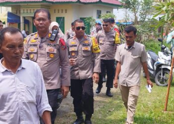 PANTAU : Wakapolres Sergai, Kompol Damos C Aritonang bersama para PJU Polres Sergai didampingi Kapolsek Tanjungberingin, AKP Tobat Sihombing memantau rekapitulasi penghitungan suara hasil Pemilu 2024 di Kantor PPK Tanjungberingin, Senin (19/2/2024). (Foto Dok/Humas Polres)
