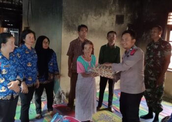 Bhabinkamtibmas Polsek Simanindo, Babinsa, Pemerintah Desa, dan Dinas Sosial Pemkab Samosir turut serta dalam penyaluran bantuan kepada warga yang baru mengalami musibah kebakaran rumah. Senin (19/02/2024).