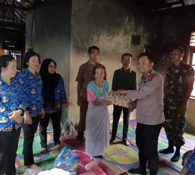 Bhabinkamtibmas Polsek Simanindo, Babinsa, Pemerintah Desa, dan Dinas Sosial Pemkab Samosir turut serta dalam penyaluran bantuan kepada warga yang baru mengalami musibah kebakaran rumah. Senin (19/02/2024).