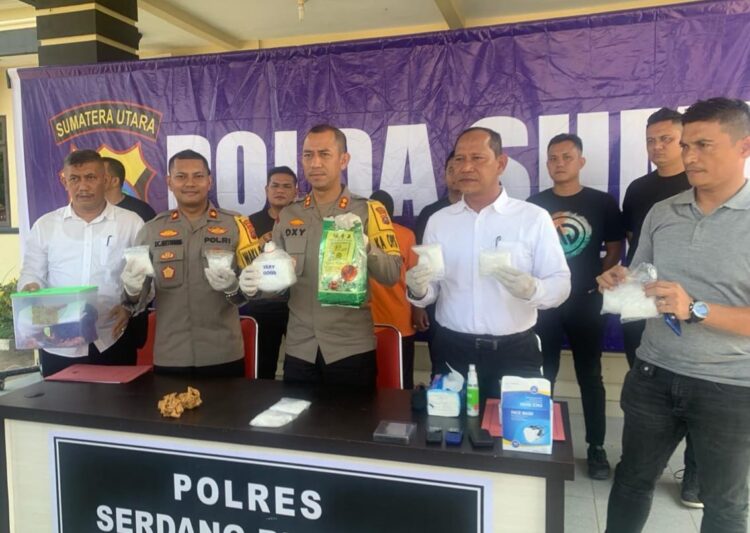 PERLIHATKAN : Kapolres Sergai, AKBP Oxy Yudha Pratesta didampingi Wakapolres Kompol Damos C Aritonang, Kasat Narkoba AKP Iwan Hermawan, Ps Kasi Has Iptu Edward Sidauruk, dan Kanit I Satnarkoba Ipda Anggiat Sidabutar memperlihatkan barang bukti diduga sabu seberat 2,7 Kg saat memaparkan penangkapan J alias Din, Senin (19/2/2024). (Foto Dok/Humas Polres)