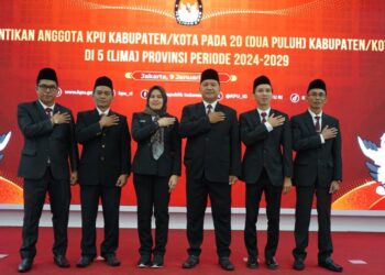 Acara pelantikan anggota KPU Kabupaten/Kota di 20 Kabupaten/Kota di 5 Provinsi di Jakarta 09 Januari lalu