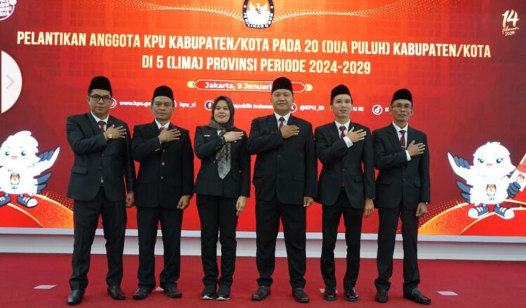 Acara pelantikan anggota KPU Kabupaten/Kota di 20 Kabupaten/Kota di 5 Provinsi di Jakarta 09 Januari lalu