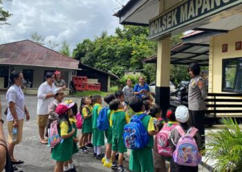 Kegiatan kunjungan anak-anak TK Balitka ke Markas Kepolisian Sektor (Polsek) Mapanget telah menjadi momen yang penuh inspirasi. Lebih dari 30 anak didampingi oleh para guru dan orang tua mereka berkesempatan untuk mengenal lebih dekat tentang tugas dan tanggung jawab seorang polisi, Selasa (20/2/2024).