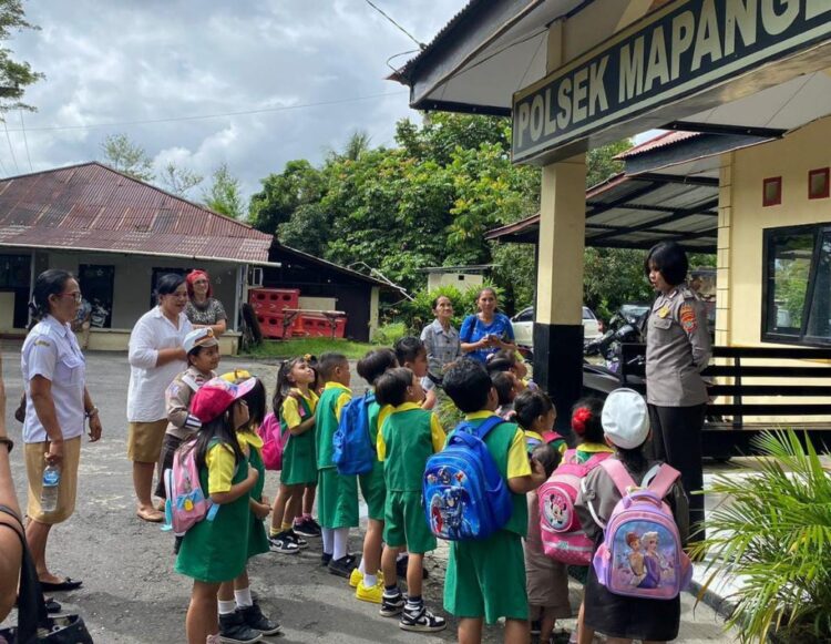 Kegiatan kunjungan anak-anak TK Balitka ke Markas Kepolisian Sektor (Polsek) Mapanget telah menjadi momen yang penuh inspirasi. Lebih dari 30 anak didampingi oleh para guru dan orang tua mereka berkesempatan untuk mengenal lebih dekat tentang tugas dan tanggung jawab seorang polisi, Selasa (20/2/2024).