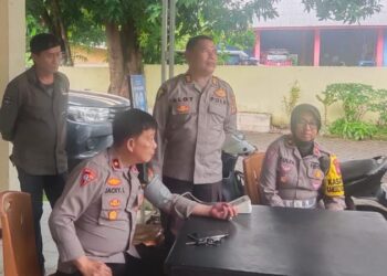 Sie Dokes (Dokter Kesehatan) Polresta Manado memberikan pelayanan kesehatan yang sangat penting bagi para personel yang bertugas menjaga keamanan dan kelancaran proses pemilu di wilayah mereka.