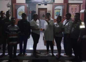 Bhabinkamtibmas Polsek Bunaken berhasil menyelesaikan masalah selisih paham yang terjadi di Kelurahan Meras Ling III, Kecamatan Bunaken. Masalah tersebut berhasil diatasi melalui pendekatan problem solving yang dilakukan oleh petugas kepolisian setempat, Senin (19/2/2024) malam.