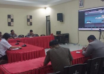 Kasat Reskrim Kompol May Diana Sitepu bersama Kasi Propam Iptu Sundartami, Kasiwas Iptu Jani I Ramoh, dan KBO Reskrim Iptu Jancer Piay, beserta anggota siwas dan operator reskrim, menghadiri kegiatan video conference (vicon) yang bertujuan untuk menyosialisasikan Peraturan Polri No. 2 Tahun 2024 tentang Pengelolaan Pengaduan Masyarakat, Selasa (20/2/2024).