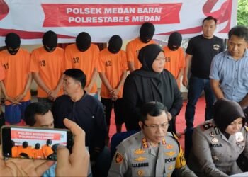PELAKU BEGAL: Kapolrestabes Medan Kombes Pol Teddy JS Marbun didampingi Kapolsek Medan Barat Kompol Anria Rosa memberikan keterangan pers terkait penangkapan 6 anggota geng  motor pelaku begal di Mapolsek, Selasa (20/2/2024).(Foto Dok/ Polrestabes)