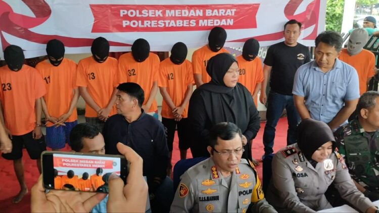 PELAKU BEGAL: Kapolrestabes Medan Kombes Pol Teddy JS Marbun didampingi Kapolsek Medan Barat Kompol Anria Rosa memberikan keterangan pers terkait penangkapan 6 anggota geng  motor pelaku begal di Mapolsek, Selasa (20/2/2024).(Foto Dok/ Polrestabes)