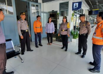 Kasat Binmas Polres Pematangsiantar AKP Jahrona Sinaga SH melaksanakan sambang sekaligus pembinaan dan pengecekan personil/Pegawai di Stasiun Kereta Api, Jln. WR.Supratman, Kelurahan Proklamasi Kecamatan Siantar Barat Kota Pematangsiantar, Selasa, 20 Februari 2024 pukul 10:30 Wib.