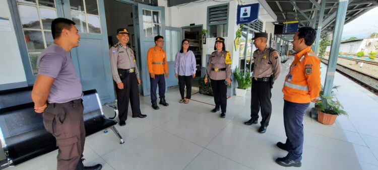 Kasat Binmas Polres Pematangsiantar AKP Jahrona Sinaga SH melaksanakan sambang sekaligus pembinaan dan pengecekan personil/Pegawai di Stasiun Kereta Api, Jln. WR.Supratman, Kelurahan Proklamasi Kecamatan Siantar Barat Kota Pematangsiantar, Selasa, 20 Februari 2024 pukul 10:30 Wib.