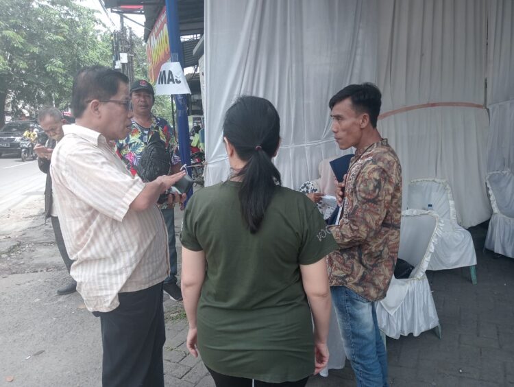 DAFTAR ULANG: Pemilih mendaftarkan dirinya untuk pemungutan suara ulang di TPS 005 Kelurahan Titikuning Medan, Rabu (21/2/2024). (Foto Dok/T77)