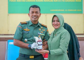 Dandim 0103/Aceh Utara Letkol Kav Makhyar S.T.,M.M.,M.H.I., di dampingi Ketua Persit KCK Cab XX Dim 0103 Aceh Utara Ny. Raena Maidelsa Makhyar ikut donor darah dalam kegiatan bhakti sosial yang dilaksanakan di Gedung KNPI, Gampong Jawa Lama, Kecamatan Banda Sakti, Kota Lhokseumawe, (21/02/2024).
