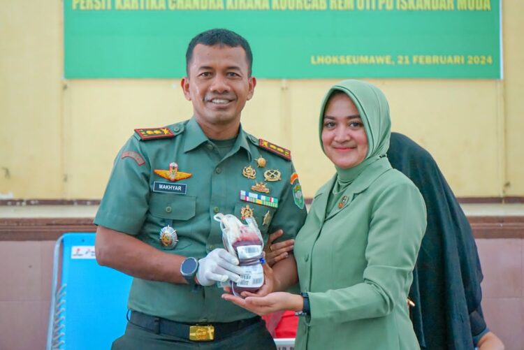 Dandim 0103/Aceh Utara Letkol Kav Makhyar S.T.,M.M.,M.H.I., di dampingi Ketua Persit KCK Cab XX Dim 0103 Aceh Utara Ny. Raena Maidelsa Makhyar ikut donor darah dalam kegiatan bhakti sosial yang dilaksanakan di Gedung KNPI, Gampong Jawa Lama, Kecamatan Banda Sakti, Kota Lhokseumawe, (21/02/2024).