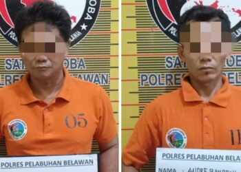 DIAMANKAN: Dua pria tersangka pengedar sabu, saat diamankan di Mapolres Pelabuhan Belawan, Rabu (21/2/2024) setelah dibekuk dari kawasan Kelurahan Kota Bangun.(Foto Dok/Polres Belawan)
