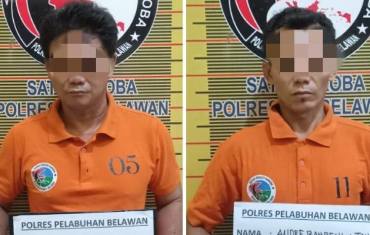 DIAMANKAN: Dua pria tersangka pengedar sabu, saat diamankan di Mapolres Pelabuhan Belawan, Rabu (21/2/2024) setelah dibekuk dari kawasan Kelurahan Kota Bangun.(Foto Dok/Polres Belawan)