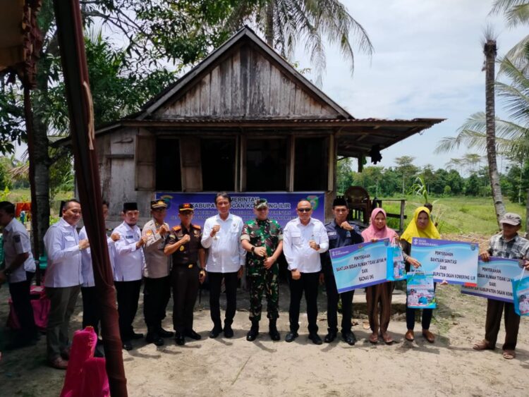 Komandan Kodim 0402/OKI Letkol Inf Irsyad Mahdi Pane menghadiri kegiatan Lounching Gerakan Bedah Rumah Serentak se- Provinsi Sumatera Selatan yang berlokasi di Kelurahan Tanjung Rancing Kecamatan Kayuagung kabupaten OKI, Rabu (21/02/24).