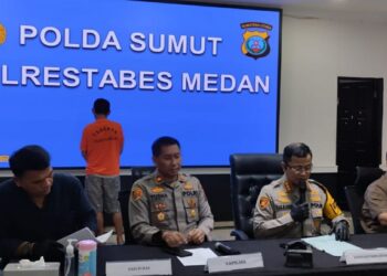 NB: Antonius Malau

DITANGKAP: Kapolrestabes Medan Kombes Pol Teddy John S Marbun didampingi Kasat Reskrim Kompol Jama Kita Purba dan Kapolsek Sunggal Kompol Chandra Yudha Pranata memaparkan penangkapan seorang abang menikam adik kandungnya di Mapolrestabes, Rabu (21/2/2024).(Foto Dok/Polrestabes)