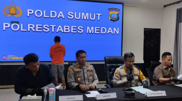 NB: Antonius Malau

DITANGKAP: Kapolrestabes Medan Kombes Pol Teddy John S Marbun didampingi Kasat Reskrim Kompol Jama Kita Purba dan Kapolsek Sunggal Kompol Chandra Yudha Pranata memaparkan penangkapan seorang abang menikam adik kandungnya di Mapolrestabes, Rabu (21/2/2024).(Foto Dok/Polrestabes)