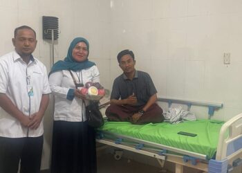 Anggota Pengawas Tempat Pemungutan Suara (PTPS), Mukhlisin bertugas di TPS 08 Gampong Rawang Itek, Kecamatan Tanah Jambo Aye, Aceh Utara yang sedang dirawat di rumah sakit