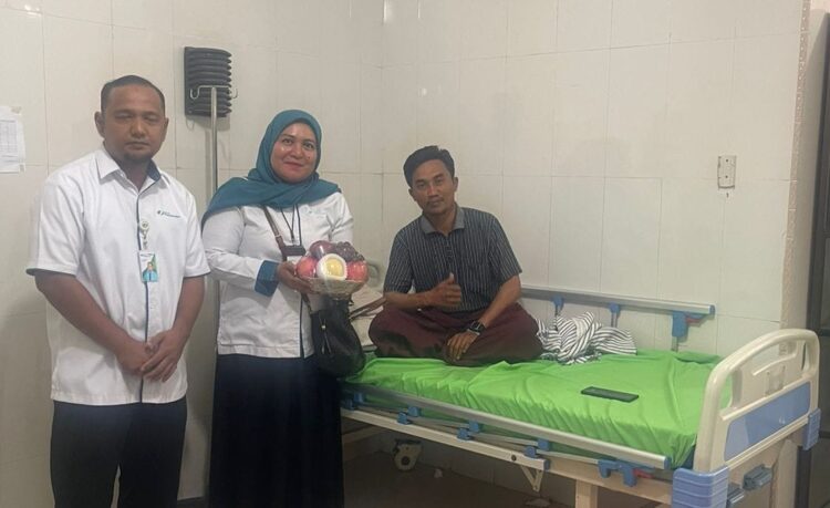 Anggota Pengawas Tempat Pemungutan Suara (PTPS), Mukhlisin bertugas di TPS 08 Gampong Rawang Itek, Kecamatan Tanah Jambo Aye, Aceh Utara yang sedang dirawat di rumah sakit