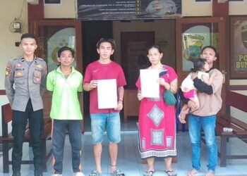 Personel Polsek Bunaken berhasil melakukan proses mediasi (problem solving) dengan sukses dalam penyelesaian kasus aduan mengenai perbuatan tidak menyenangkan. Kejadian ini terjadi pada hari Selasa, tanggal 20 Februari 2024, sekitar pukul 11.00 Wita, di Kelurahan Pandu Lingkungan III, Kecamatan Bunaken, Kota Manado.