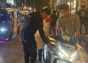 Polresta Manado terus mengintensifkan kegiatan Patroli KRYD (Kepolisian yang Ditingkatkan) dalam upaya pencegahan gangguan Kamtibmas di malam hari. Pada Selasa (20/2/2024) sekitar pukul 20.00 WITA, patroli dilaksanakan di Jalan Piere Tendean Manado.
