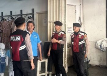 Polresta Manado telah melaksanakan kegiatan patroli jalan kaki pada hari ini. Tim patroli dari Rayon Samapta Polresta Manado turun langsung ke lapangan untuk memastikan situasi aman dan kondusif, Rabu (21/2/2024).