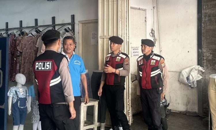 Polresta Manado telah melaksanakan kegiatan patroli jalan kaki pada hari ini. Tim patroli dari Rayon Samapta Polresta Manado turun langsung ke lapangan untuk memastikan situasi aman dan kondusif, Rabu (21/2/2024).
