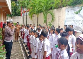 Unit Kamsel Satuan Lalu Lintas Polresta Manado melakukan grebek mendadak di SD Negeri 17 Manado. Tujuan dari kegiatan tersebut adalah untuk menyampaikan edukasi dan himbauan penting tentang keselamatan berlalu lintas kepada para siswa, Rabu (21/2/2024)