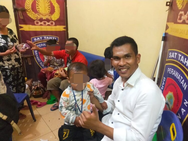Diruangan Sat Tahti Polres Samosir menjadi lokasi perayaan ulang tahun salah satu anak dari tahanan Polres Samosir. Perayaan tersebut dilaksanakan pada hari Rabu Sore, 21 Februari 2024, sekitar pukul 16:00 Wib.