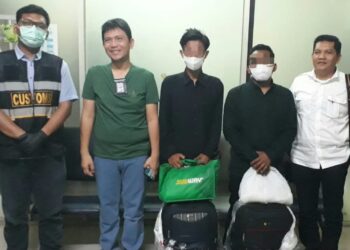 DIAMANKAN : Dua calon penumpang dengan barang bukti sabu diamankan dan selanjutnya diserahkan ke Polda Sumut, Kamis (22/2/2024) di Bandara Kualanamu. (Foto.Dok/Bandara Kualanamu).