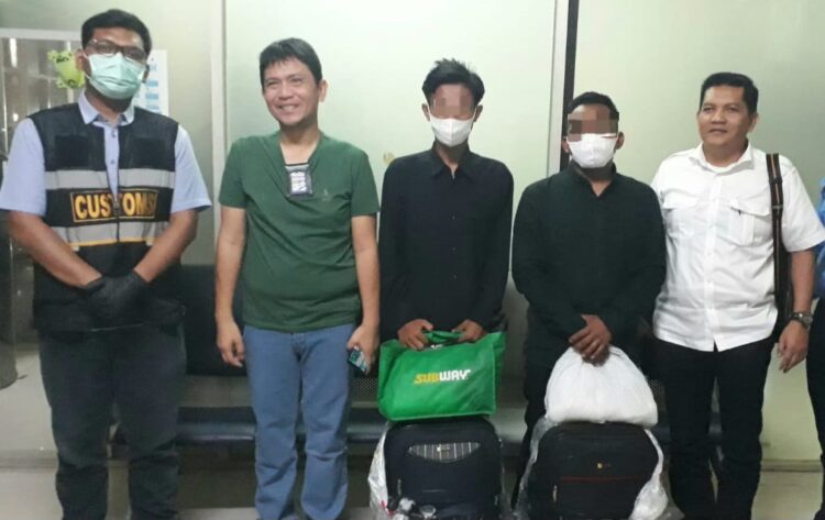 DIAMANKAN : Dua calon penumpang dengan barang bukti sabu diamankan dan selanjutnya diserahkan ke Polda Sumut, Kamis (22/2/2024) di Bandara Kualanamu. (Foto.Dok/Bandara Kualanamu).