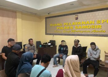 Mediasi dipimpin oleh Kepala SPKT Polres Samosir Aiptu Martin Aritonang, bersama Kanit III SPKT, Bamin dan Piket Fungsi Polres Samosir, dengan kedua belah pihak yang terlibat dalam permasalahan.